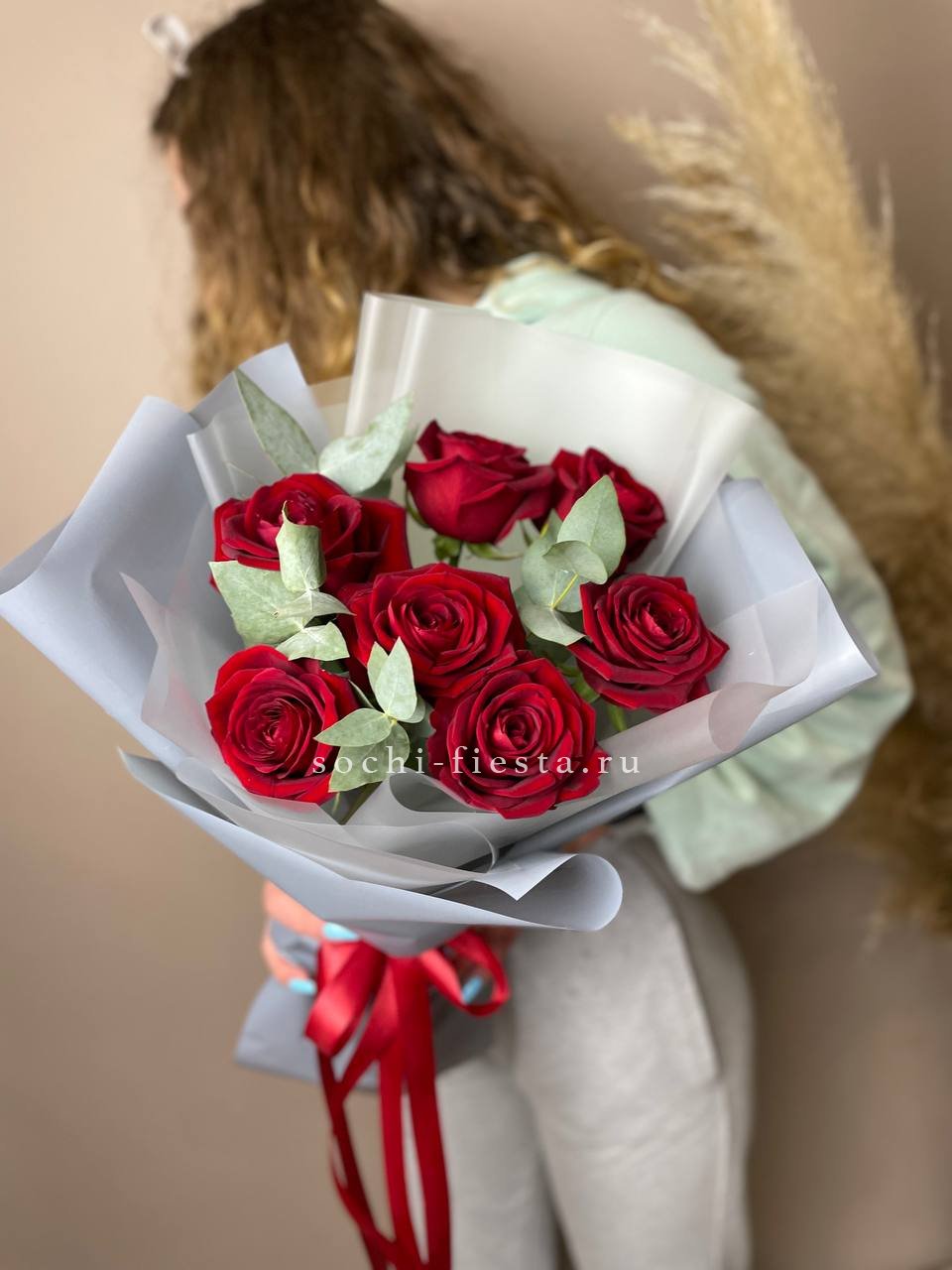 букет из 25 роз в крафтовой бумаге для заказа в Ульяновске