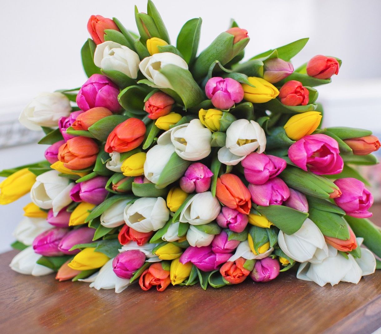 классическая корзина с лилиями и розами для юбилея в Ульяновске