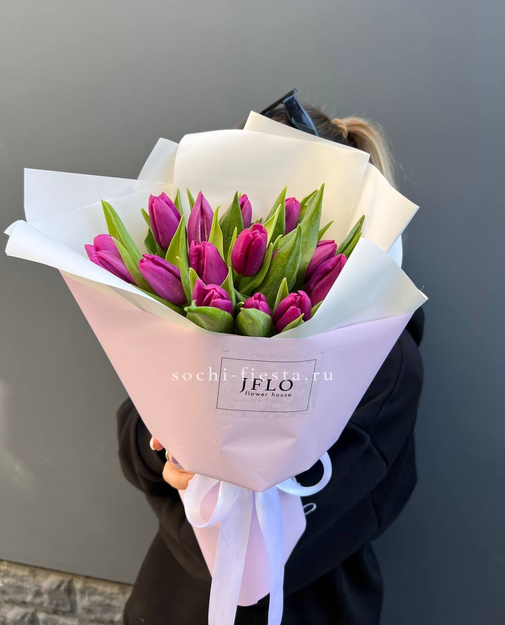 видовой каталог с розами и хризантемами в студии флористики в Ульяновске