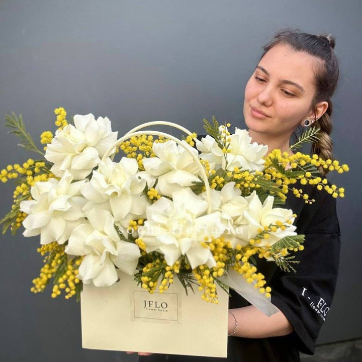 Французские Розы и мимоза  в сумочке  в Ульяновске