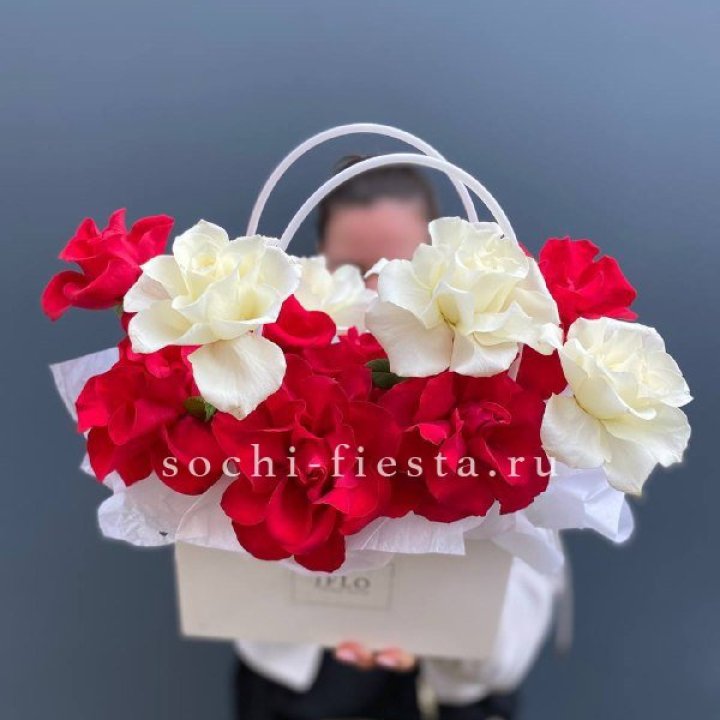 Сумочка  красных и белых роз в Ульяновске