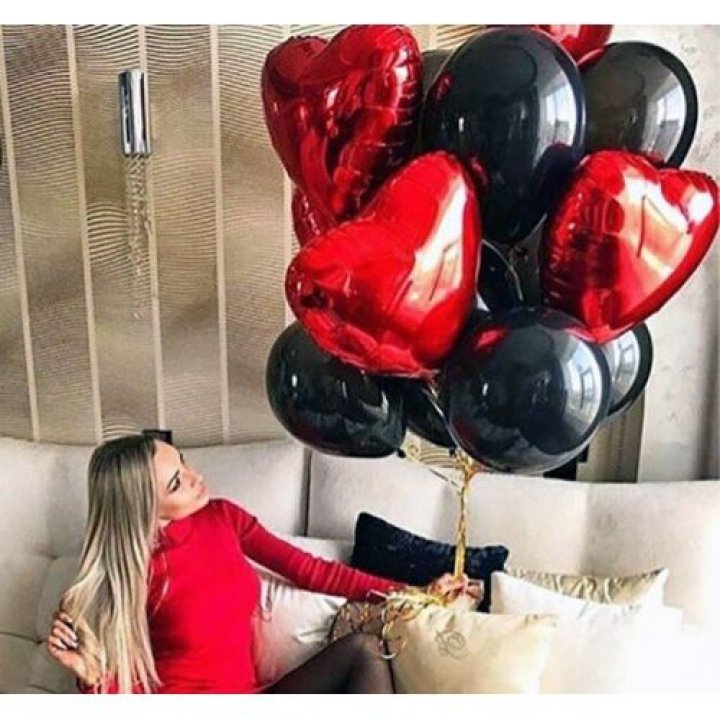 Фонтан из красных сердец с чёрными шарами  в Ульяновске