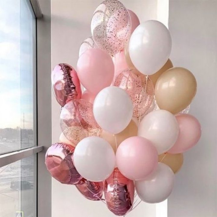 Фонтан шаров розового и белого цветов в Ульяновске