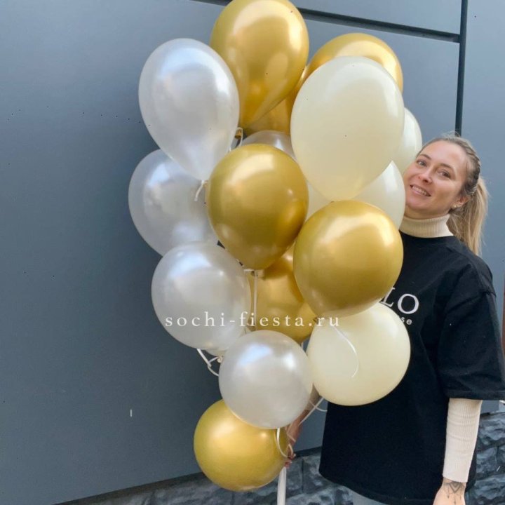 Облако шаров из белого и золотого оттенков в Ульяновске