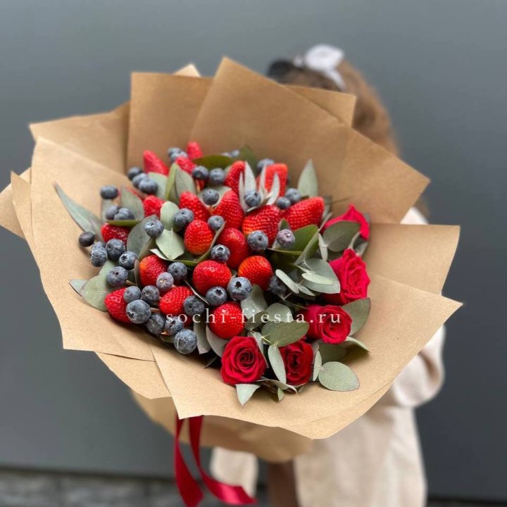 Клубника и голубика с цветами в Ульяновске