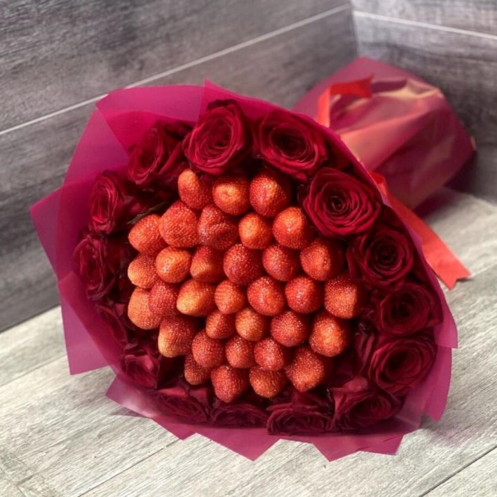 Клубничный букет с розами в Ульяновске
