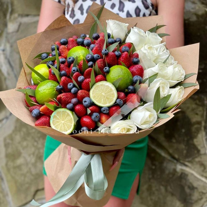 Ягодно-цитрусовый букет с розами в Ульяновске