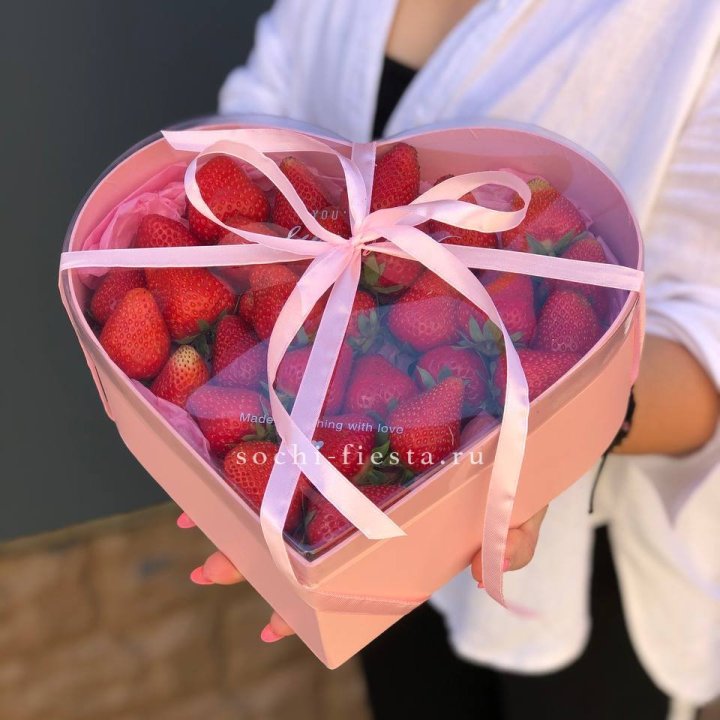 Коробочка сердце  с клубникой в Ульяновске