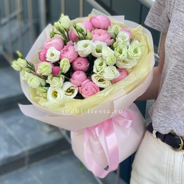 Букет кустовых роз с эустомой в Ульяновске