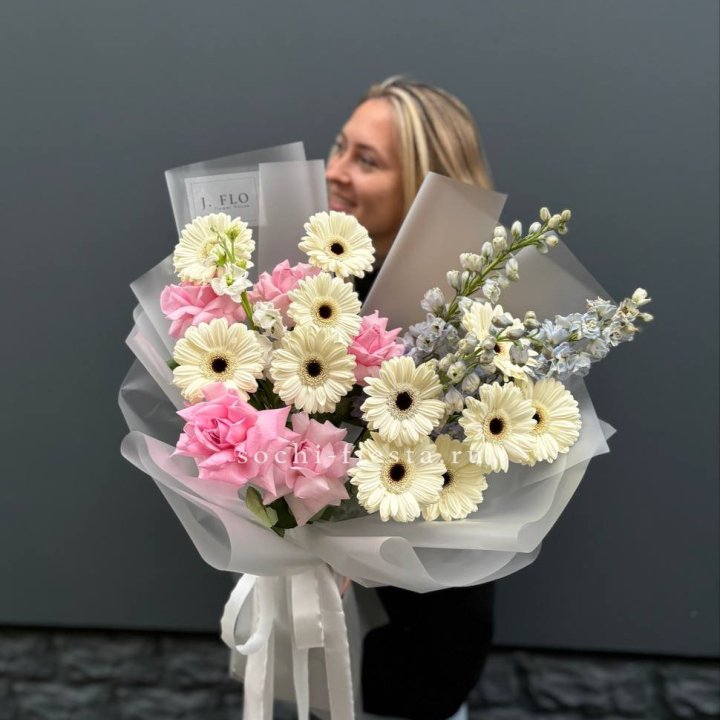 Букет роз и гербер в Ульяновске