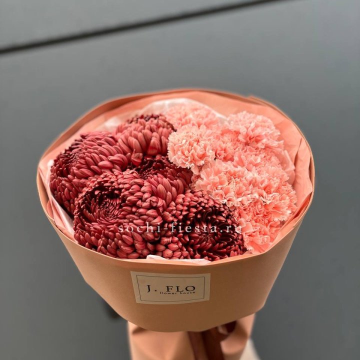 Букет хризантем и диантусов  в Ульяновске