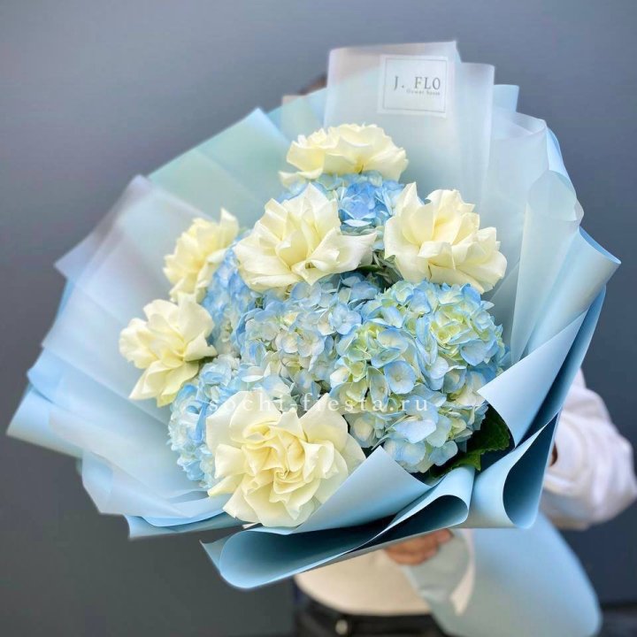  Букет из голубых гортензий и роз  в Ульяновске