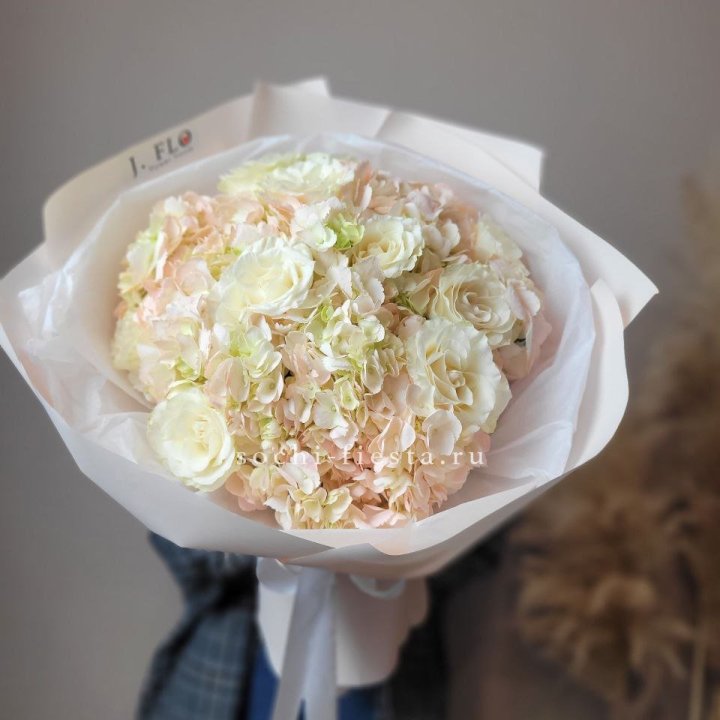  Букет гортензии и роз  в Ульяновске