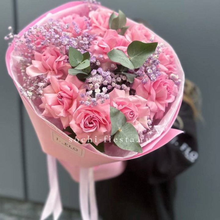 Розовые французские розы с гипсофилой в Ульяновске