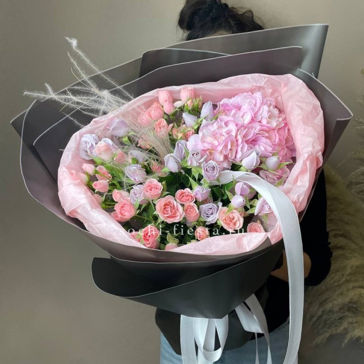  Букет гортензии и роз "Саперави" в Ульяновске