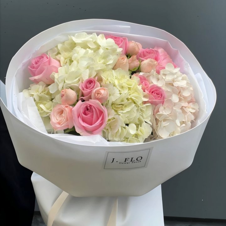  Букет гортензии и роз  "Тиамо" в Ульяновске