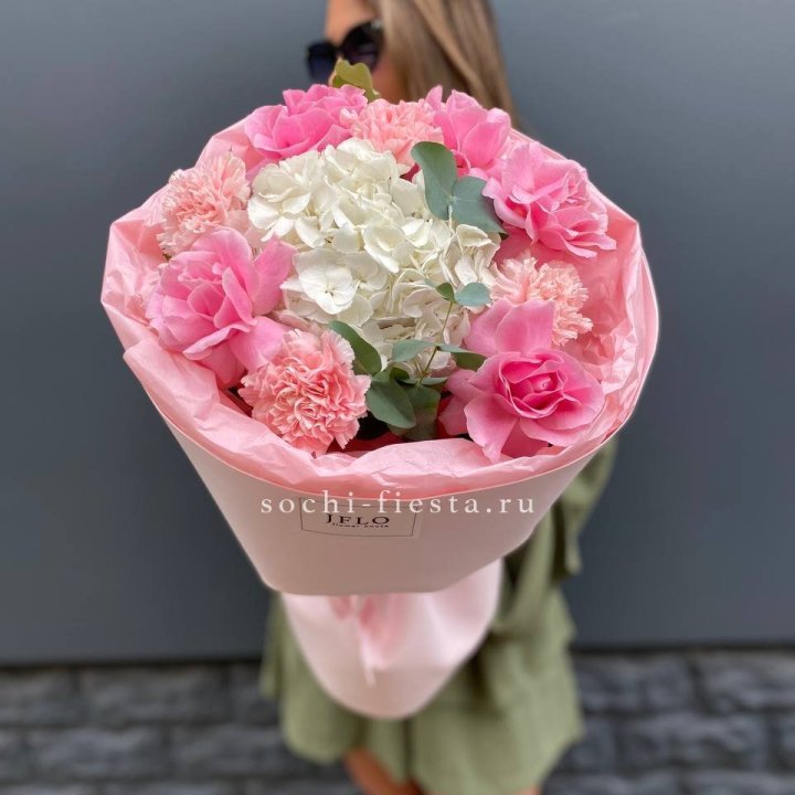  Букет роз и гортензии "Навола" в Ульяновске