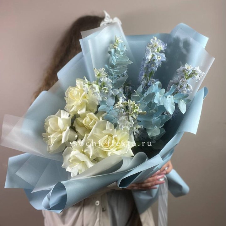 Букет из белых французских роз и дельфиниума в Ульяновске