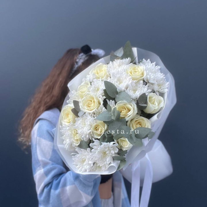  Букет белых роз с хризантемой  в Ульяновске