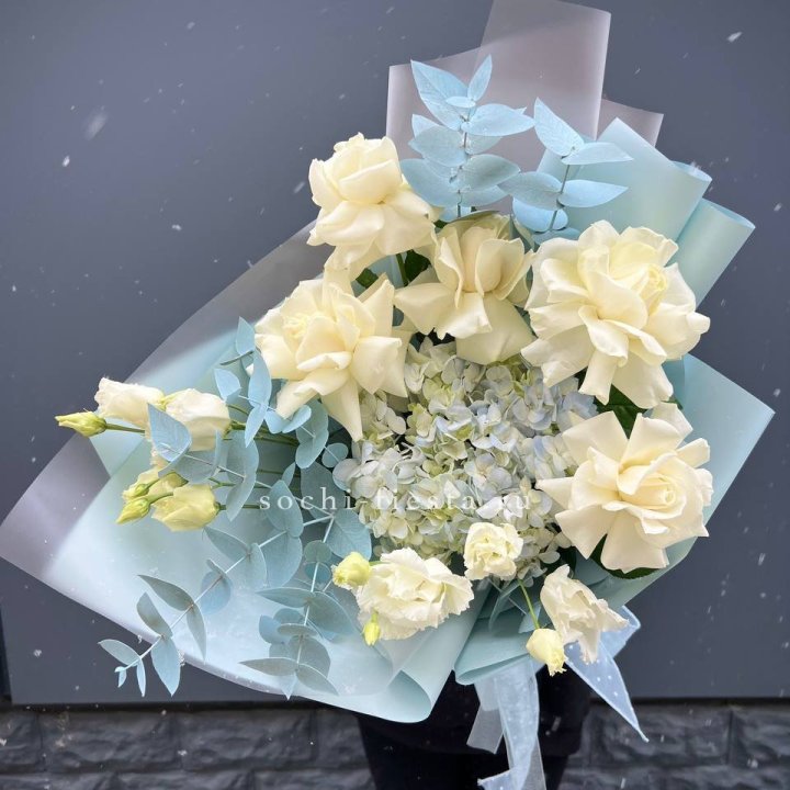 Букет с гортензией и белыми французскими розами в Ульяновске