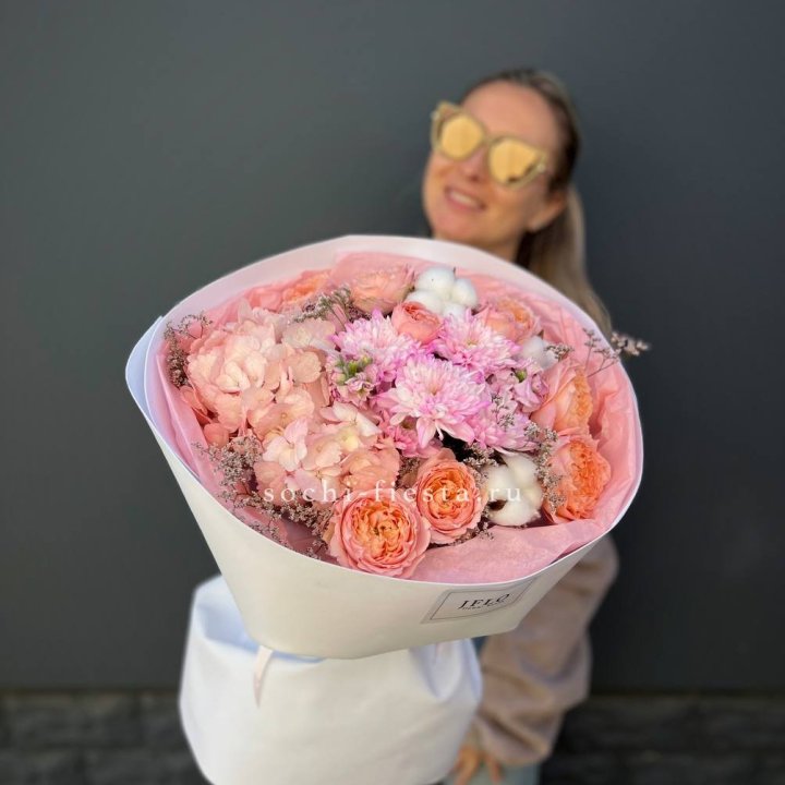 Букет гортензии и кустовых роз  в Ульяновске