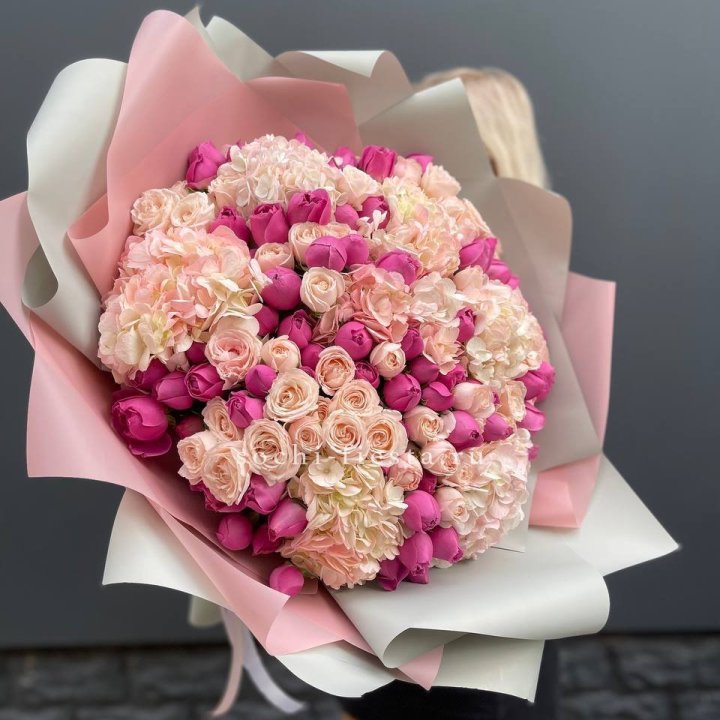 Букет кустовые розы и гортензия в Ульяновске