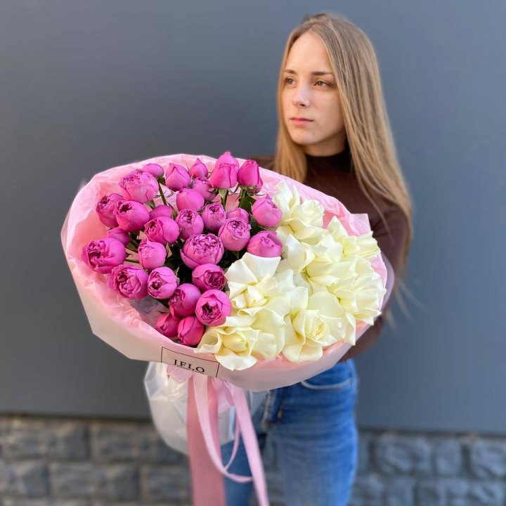 Дуо белых и кустовых роз в Ульяновске