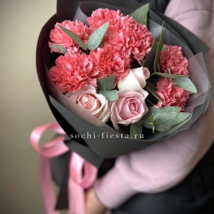 Букет из роз и диантусов "Пенелопа" в Ульяновске