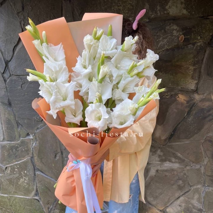 Букет белых гладиолусов  в Ульяновске