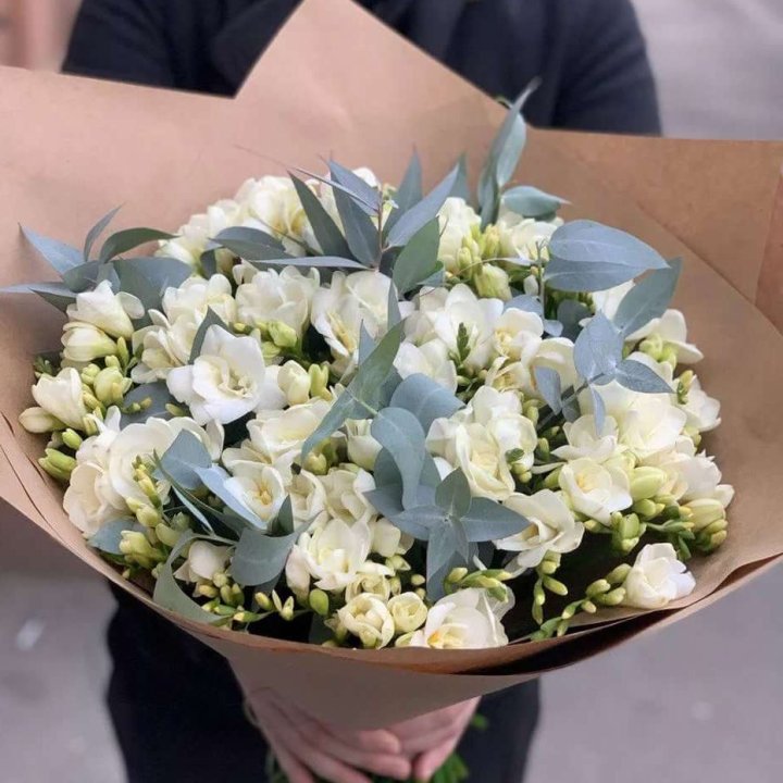 51 фрезия с эвкалиптом в Ульяновске