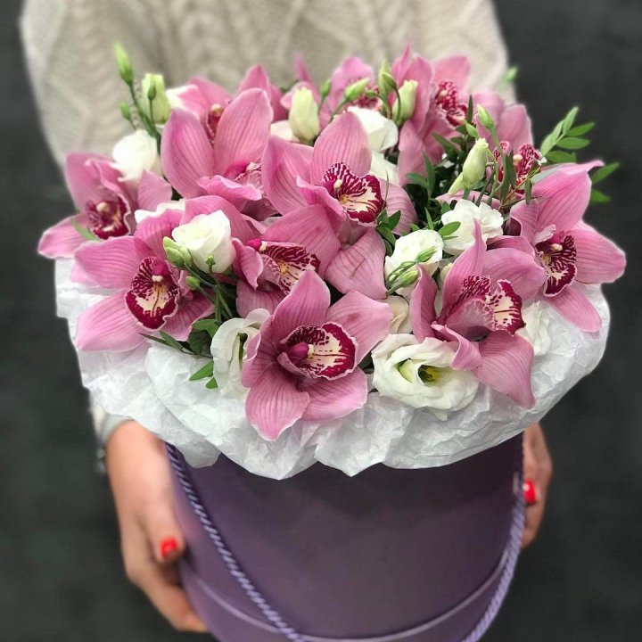 Орхидея и эустома в шляпной коробке в Ульяновске