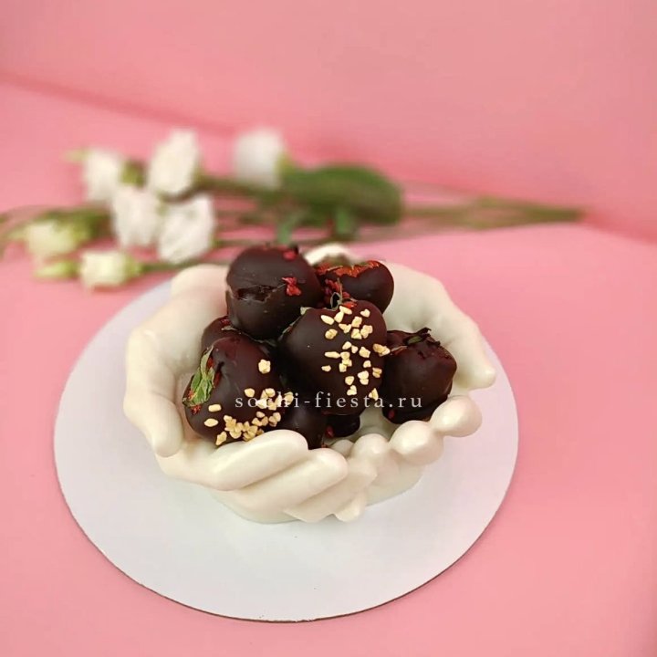 Клубника в шоколаде на шоколадных ладонях  в Ульяновске