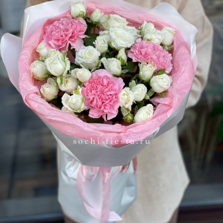 Букет розы с диантусами "Блэш" в Ульяновске