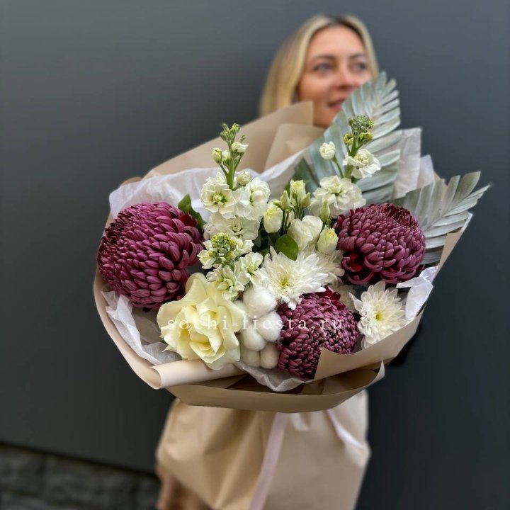 Хризантемы с маттиолой розами эустомой Чика в Ульяновске