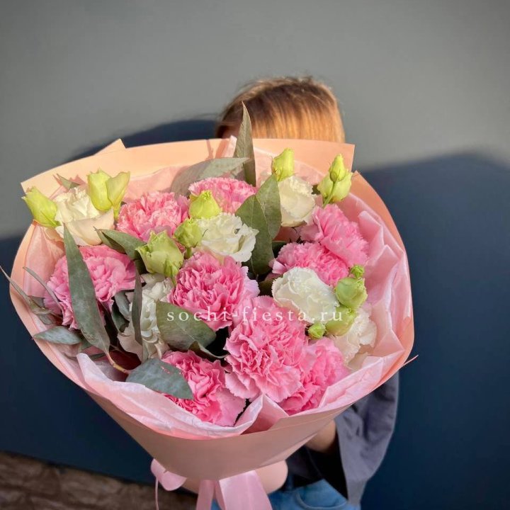 Букет гвоздик и  эустом "Сири" в Ульяновске