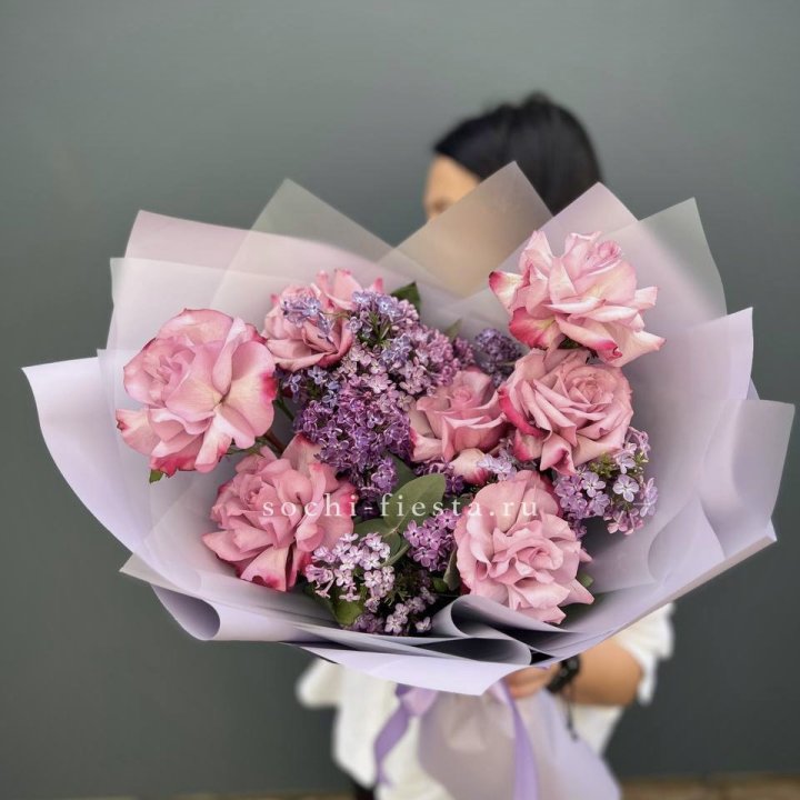 Букет из розовых роз и сирени в Ульяновске