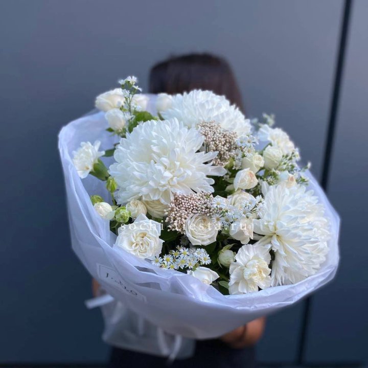 Букет хризантем и роз вайт шотс в Ульяновске