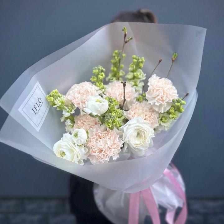 Букет маттиолы и ранункулюсов  в Ульяновске