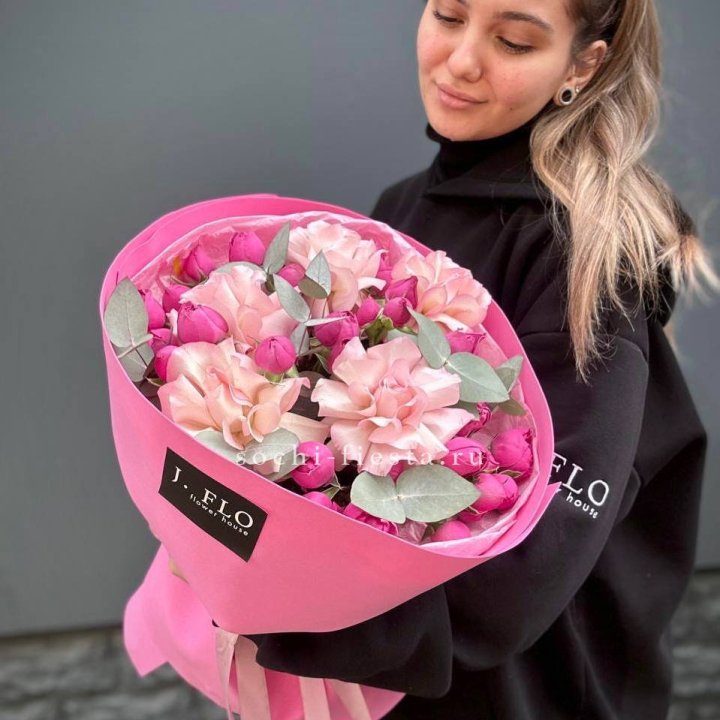 Букет французских и пионовидных роз "Ламиносо" в Ульяновске