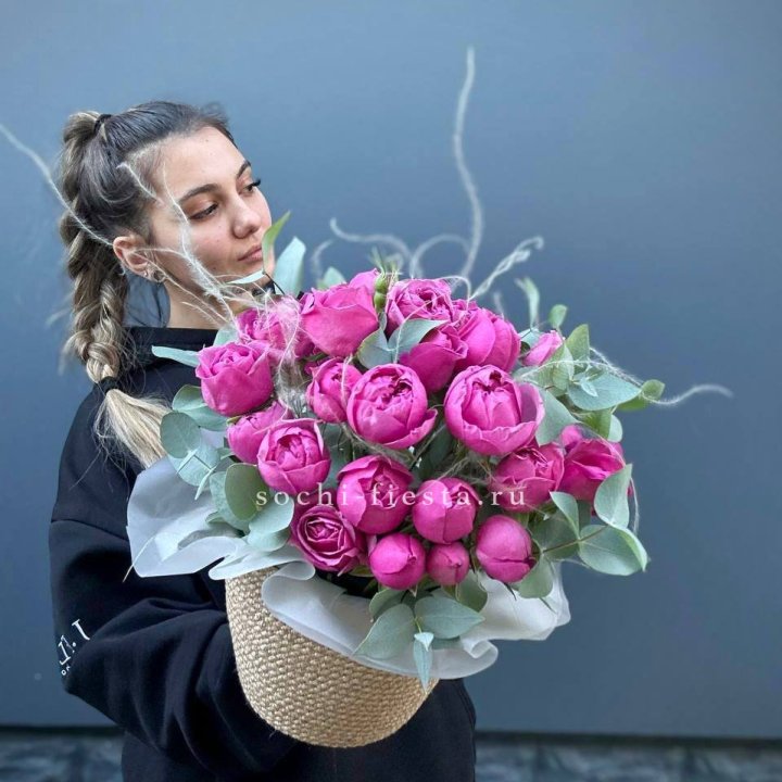 Пионовидные розы  в джутовом кашпо  в Ульяновске