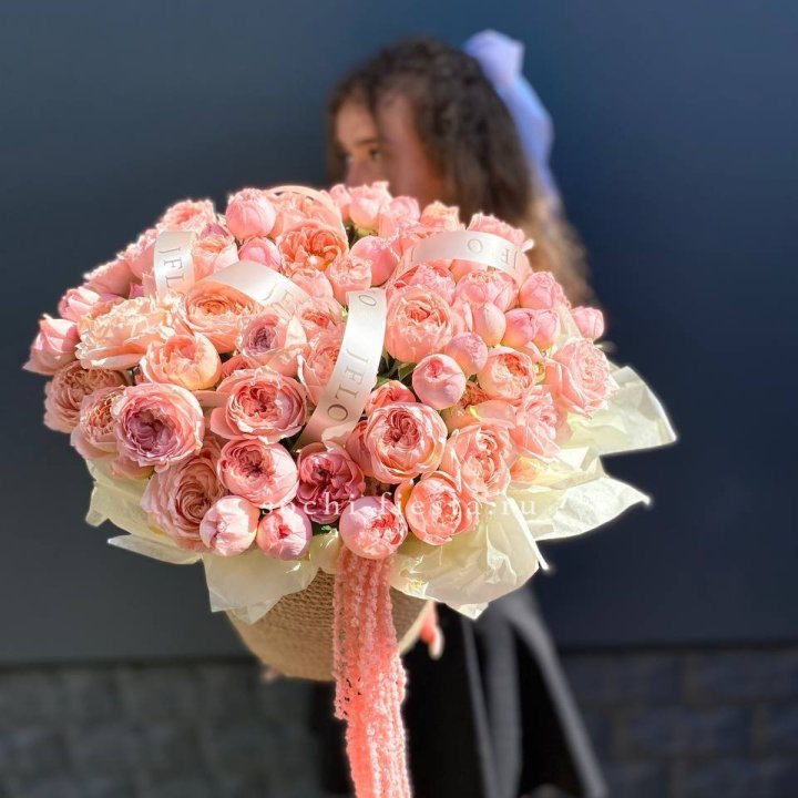 Кустовые розы Джульетта в джутовом кашпо в Ульяновске