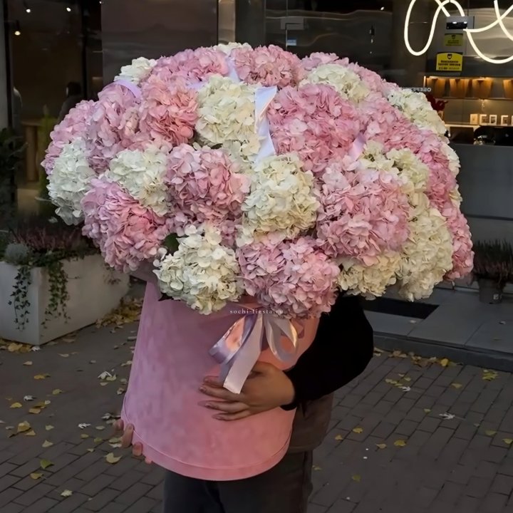 Дизайнерский цилиндр с гортензиями  в Ульяновске