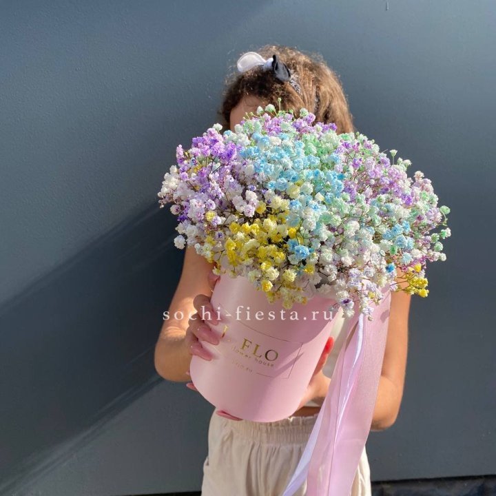 Радужные гипсофилы в шляпной коробке в Ульяновске