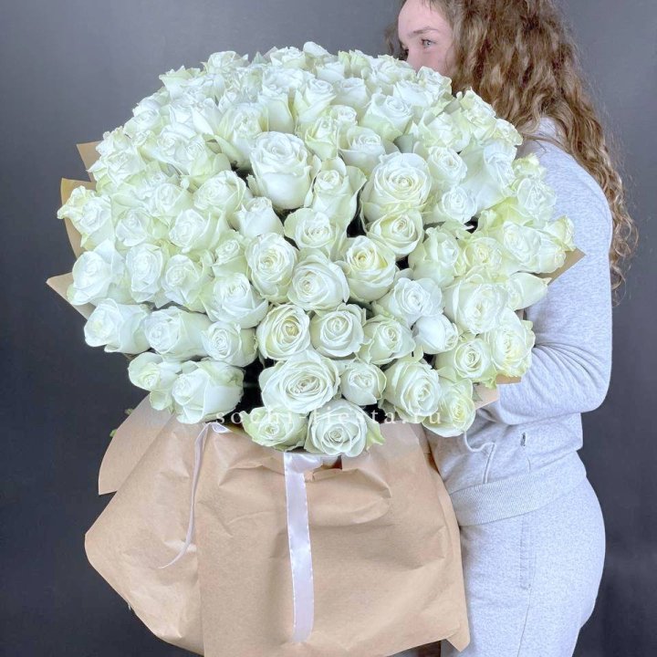 101 белая высокая импортная роза в Ульяновске