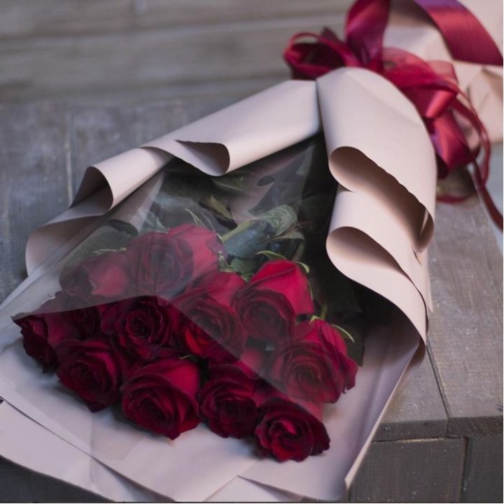 11 голландских роз в оформлении в Ульяновске