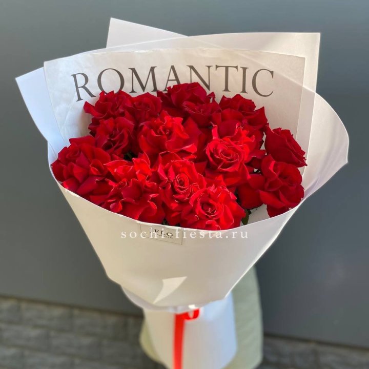 19 высоких роз в оформлении в Ульяновске