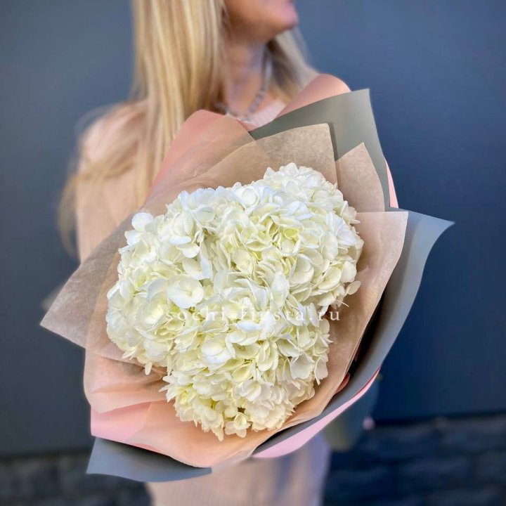 Букет из трёх белых гортензий в Ульяновске