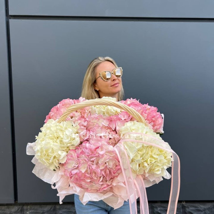 7 гортензий в корзине в Ульяновске