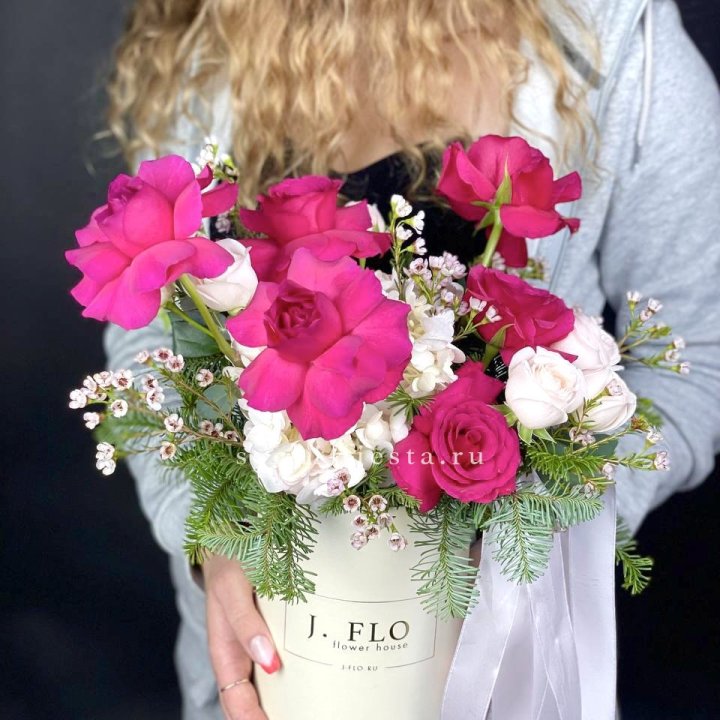 Новогодняя композиция в коробке пинк розе в Ульяновске