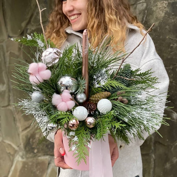 Новогодняя композиция в коробке пинк в Ульяновске